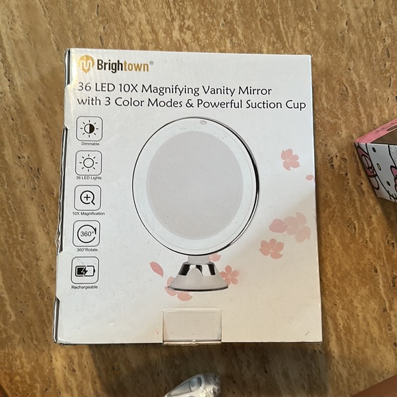 Brand new 36 LED magnifying vanity mirror with 3 color modes suction cup - Picture 2 of 2